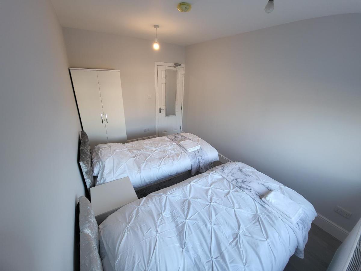 High Spec Large 6 Bedroom House! Kingston upon Thames  Dış mekan fotoğraf