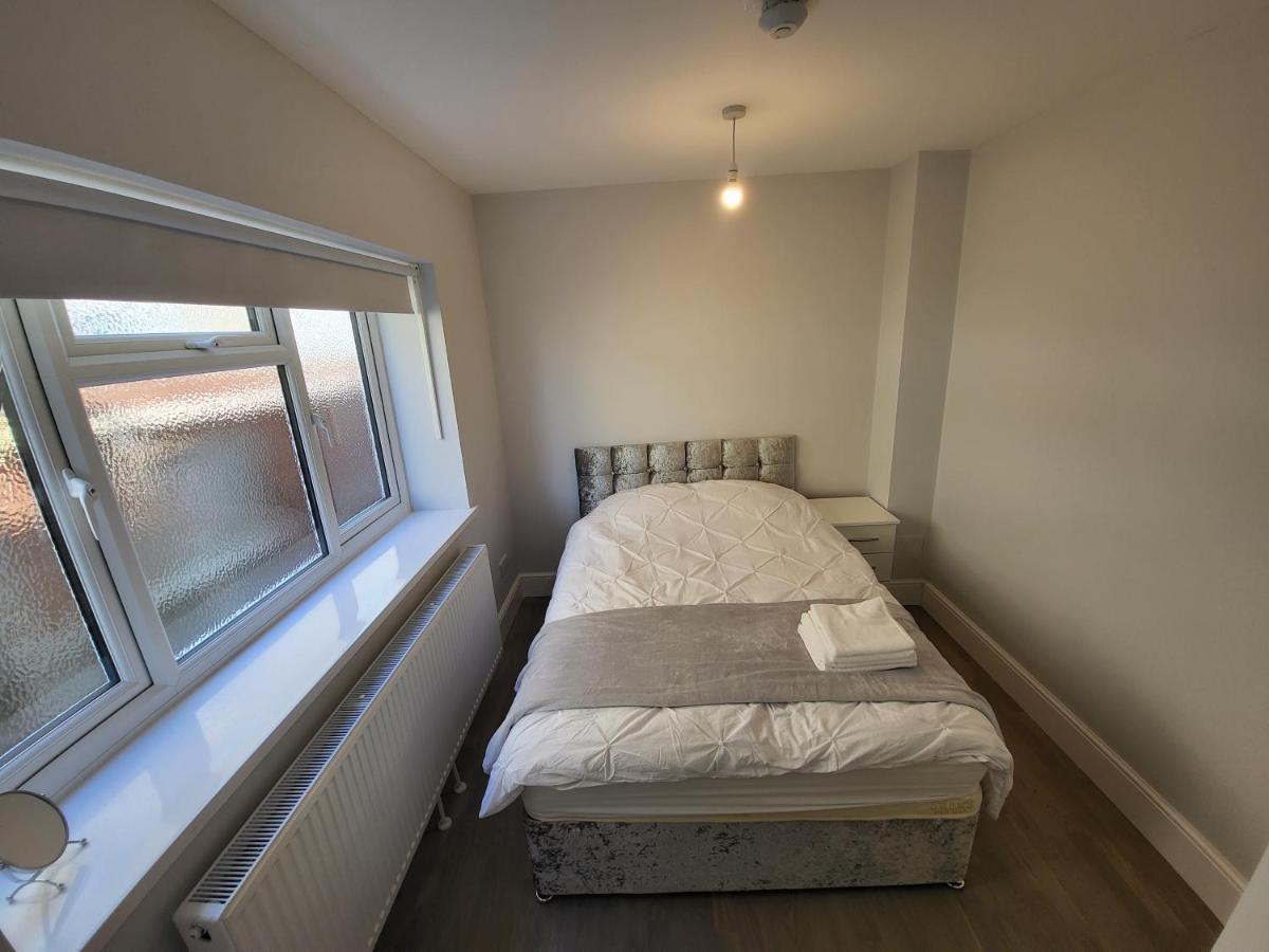 High Spec Large 6 Bedroom House! Kingston upon Thames  Dış mekan fotoğraf