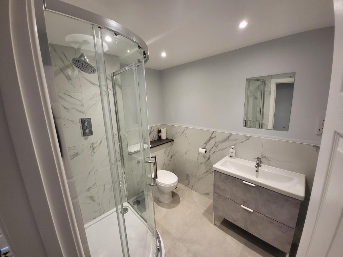 High Spec Large 6 Bedroom House! Kingston upon Thames  Dış mekan fotoğraf