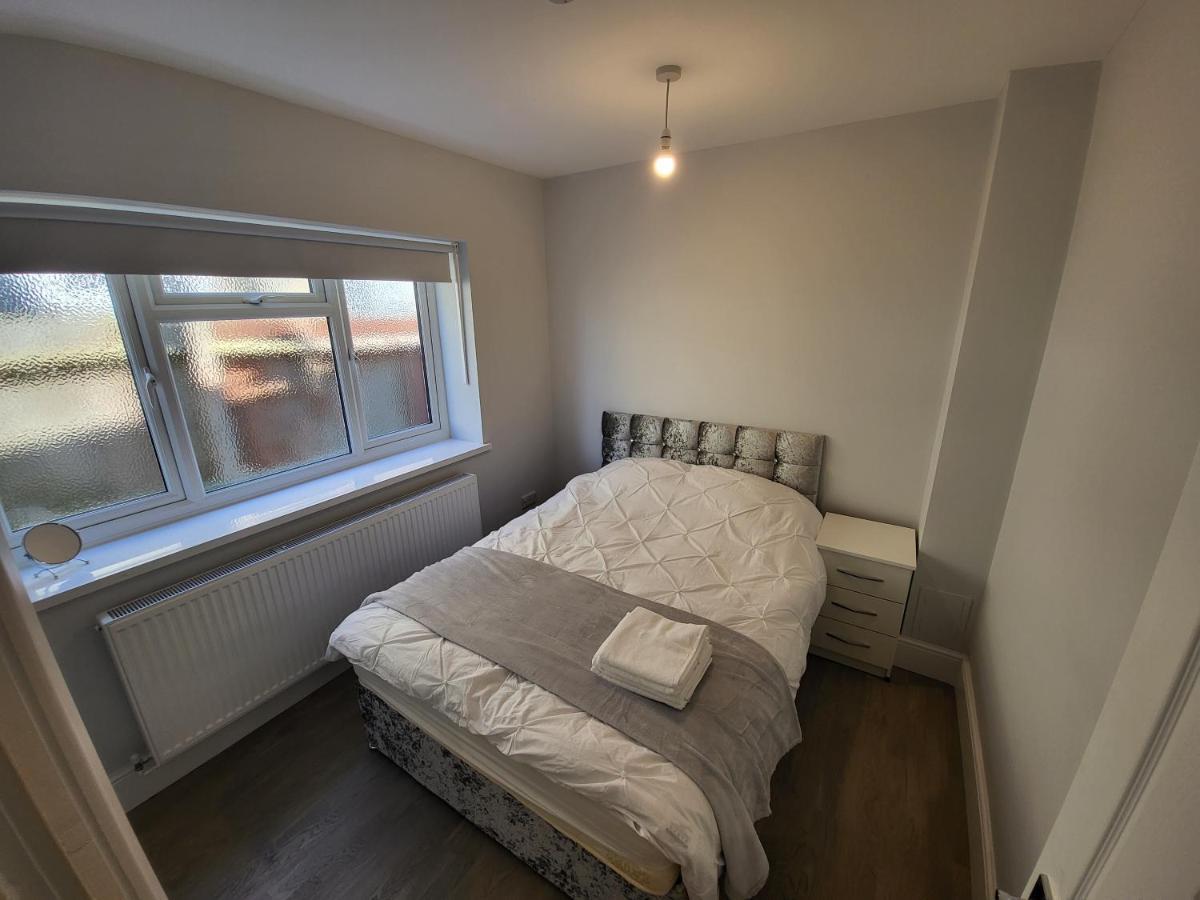 High Spec Large 6 Bedroom House! Kingston upon Thames  Dış mekan fotoğraf