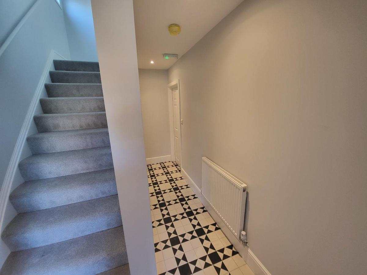 High Spec Large 6 Bedroom House! Kingston upon Thames  Dış mekan fotoğraf