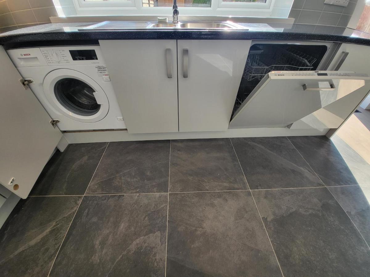 High Spec Large 6 Bedroom House! Kingston upon Thames  Dış mekan fotoğraf