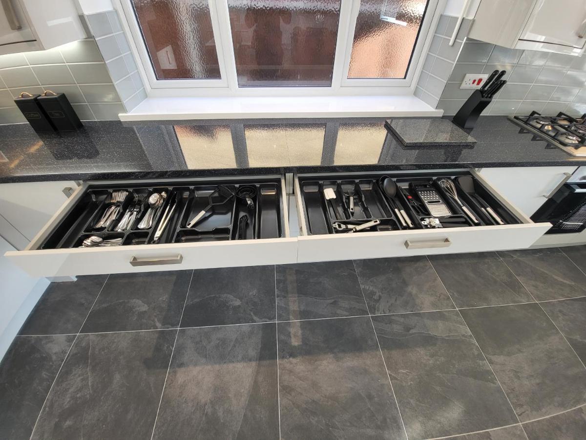 High Spec Large 6 Bedroom House! Kingston upon Thames  Dış mekan fotoğraf