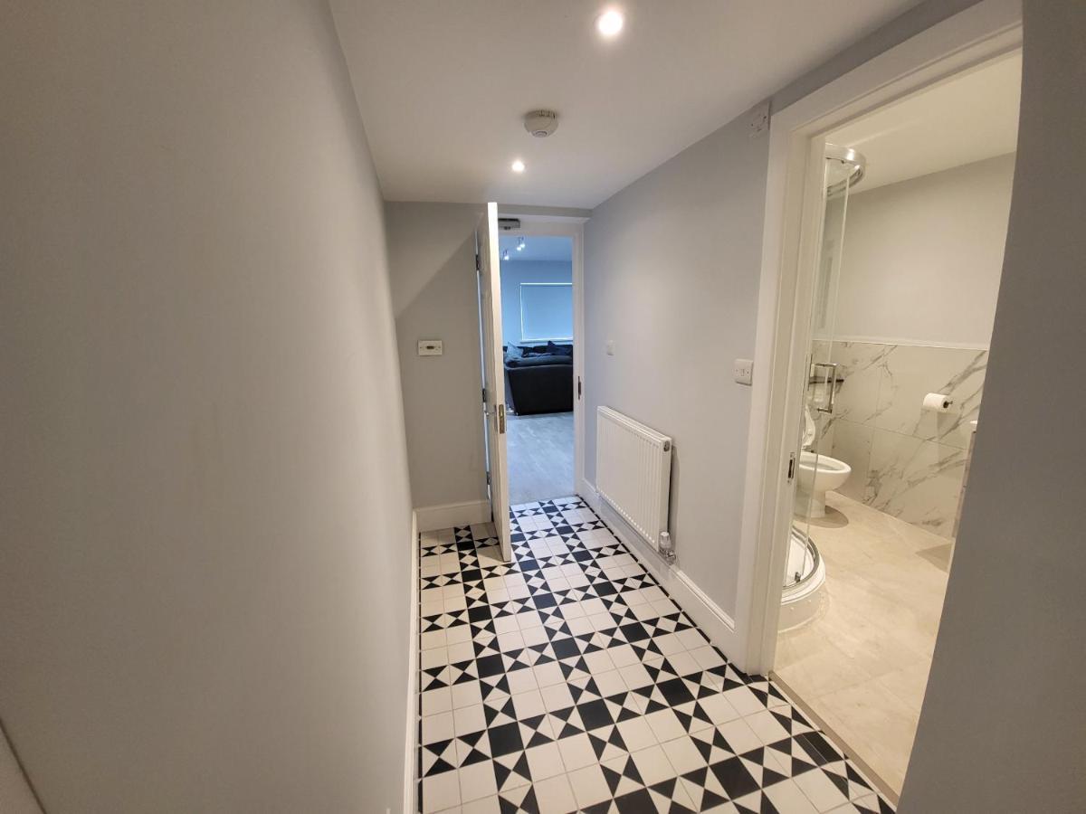High Spec Large 6 Bedroom House! Kingston upon Thames  Dış mekan fotoğraf