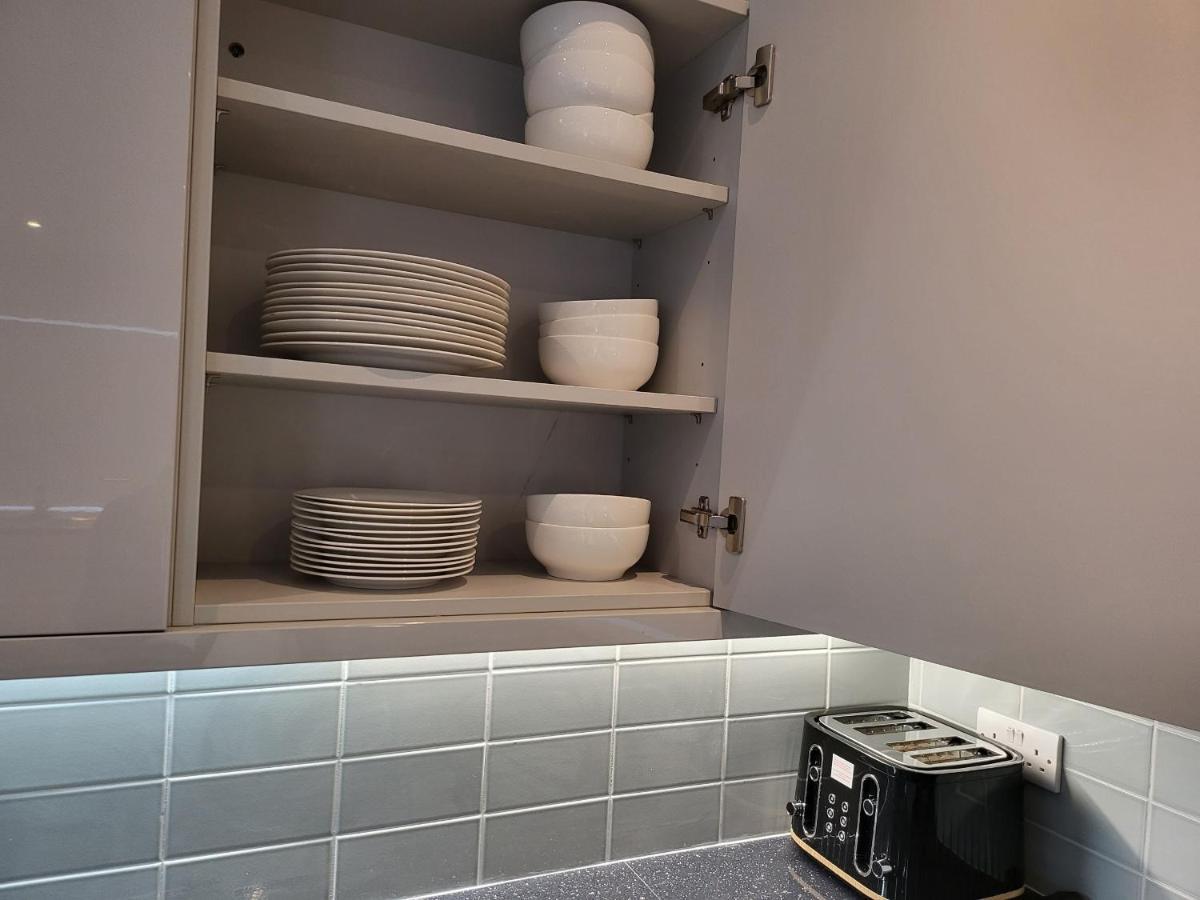 High Spec Large 6 Bedroom House! Kingston upon Thames  Dış mekan fotoğraf
