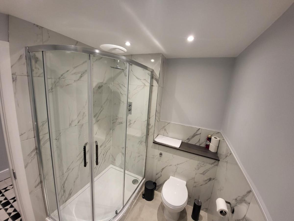 High Spec Large 6 Bedroom House! Kingston upon Thames  Dış mekan fotoğraf